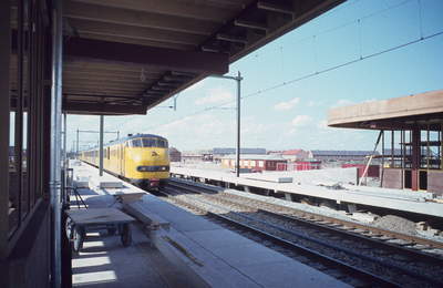  Een trein vanuit Utrecht passeert het station in aanbouw.