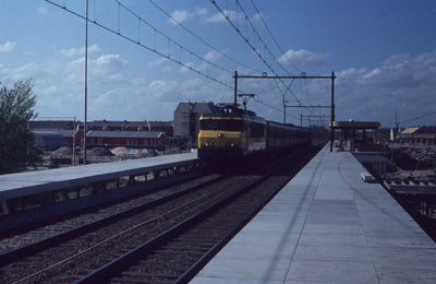  Een trein vanuit Utrecht passeert het station in aanbouw.