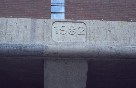  Gedenksteen in het tunneldak van het Onderdoor ter gelegenheid van de opening van het station Houten.