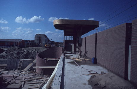  De westzijde van het station in aanbouw gezien in de richting van Utrecht.