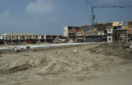  Bouw van het Rond en woningen aan de Stellingmolen met links het dak van sporthal/zwembad de Spil.