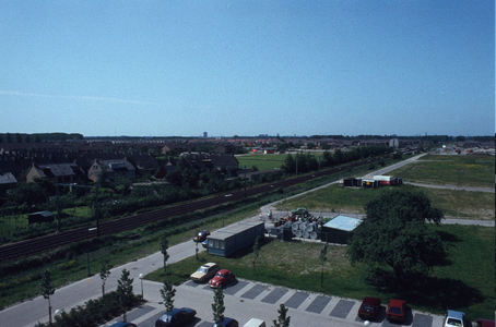  Zicht vanaf tijdelijk gemeentehuis aan de Standerdmolen, op het spoor, met in het midden sportpark de Vlier en rechts ...