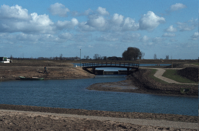  De Kooikersplas met op de achtergrond de oprijlaan van boerderij Rijsbrug vanaf de Binnenweg.