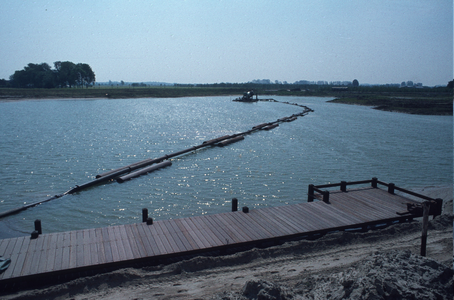  De Kooikersplas in aanleg met links op de achtergrond de oprijlaan naar boerderij Rijsbrug.