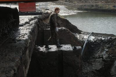 50174 Het verwijderen van de in de Tweede Wereldoorlog gedumpte munitie bij Fort Honswijk. De munitie lag tegen de ...