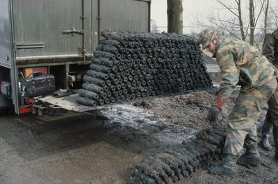 50177 Het verwijderen van de in de Tweede Wereldoorlog gedumpte munitie bij Fort Honswijk. De munitie lag tegen de ...