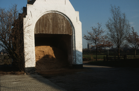 Het zestiende-eeuwse poortgebouw van boerderij De Stenen Poort gezien vanaf het erf van de boerderij.