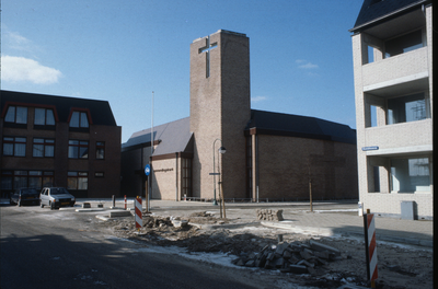  De Opstandingskerk met links een net gebouwde kantoorpand aan Het Kant en rechts de woningen aan de Randhoeve.
