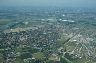  Luchtfoto van Houten vanuit het zuiden. Er is nog geen bebouwing westelijk van de Utrechtseweg.