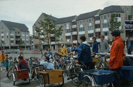  Een groep mensen met fietsen en aanhang karretjes op Het Rond.