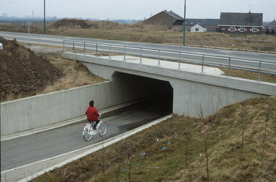  De fietstunnel van het Kooikerspad onder de Rondweg door naar de Binnenweg.