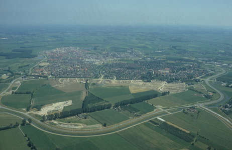  Luchtfoto van Houten vanuit het westen. Er is nog geen bebouwing ten westen van Utrechtseweg.