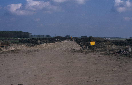  Grondwerk voor de aanleg van de Rondweg met links het bos Nieuw-Wulven.