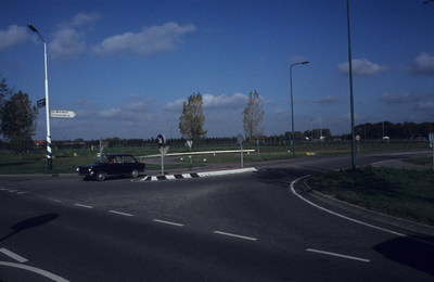  De afslag vanaf de Utrechtseweg met het begin van de Rondweg. Op de achtergrond de sportvelden van SV Houten.