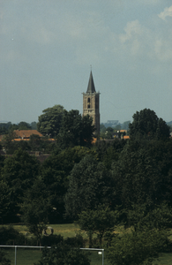  De toren van de nederlands-hervormde kerk, gezien vanaf het tijdelijke gemeentehuis aan de Standerdmolen.