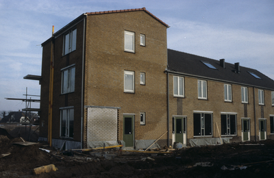  De bouw van woningen in de wijk de Poorten. Links op de achtergrond boerderij Den Oort.