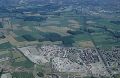  Luchtfoto van de bouw van de wijken de Hagen, de Weiden en de Velden met daarboven het gebied waar later het bos Nieuw ...