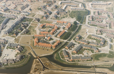  Luchtfoto van een deel van de wijk de Gaarden (links) en de wijk de Hoeven (rechts)