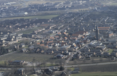  Luchtfoto van het Oude Dorp met aan de onderzijde de Utrechtseweg en in het midden de Burgemeester Wallerweg