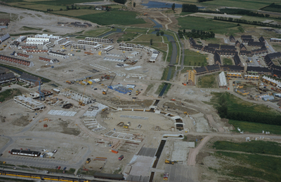  Luchtfoto van Het Rond tijdens het begin van de aanleg. Links de bouw van de wijk de Weiden en rechts de bouw van de ...