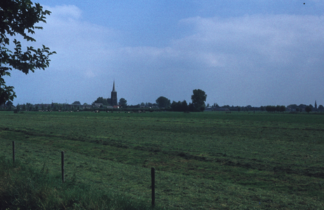  Zicht op Schalkwijk met de rooms-katholieke kerk vanaf de Lange Uitweg