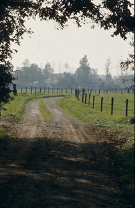  De Van Tiellandtweg met op de achtergrond een boerderij aan de Houtensewetering