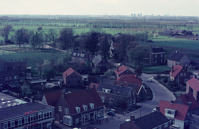  Zicht vanaf de toren van de Nederlandse Hervormde kerk op de Herenweg met rechts op de achtergrond boerderij De Oord