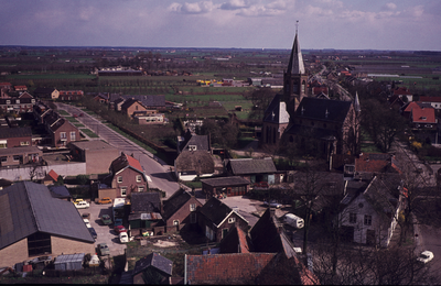  Zicht vanaf de toren van de Nederlandse Hervormde kerk op de Vlierweg (links) en de Loerikseweg (rechts)
