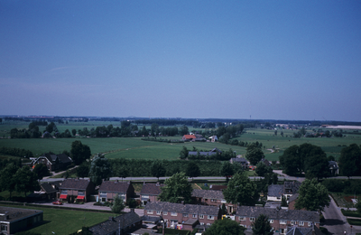  Zicht vanaf de toren van de nederlands-hervormde kerk op de Wethouder van Rooijenweg, Utrechtseweg en in de verte ...