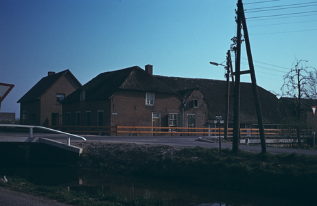  Boerderij op de hoek van de Lage Dijk en de Lange Uitweg. Deze boerderij is gesloopt.