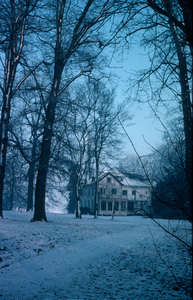  Gezicht op de achterzijde van het landhuis Wickenburgh in de winter.