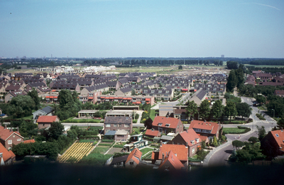 52933 Zicht vanaf de toren van de nederlands-hervormde kerk op de Lobbendijk (rechts) en de wijk Den Oord.