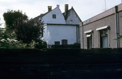 52935 De achtergevels van de panden Plein 16 en Koningin Julianastraat 2. Rechts de achtergevel van slagerij Van der ...