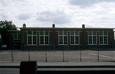 52936 De voorgevel van de rooms-katholieke school aan de Loerikseweg.