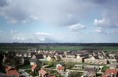 52937 Zicht vanaf de toren van de nederlands hervormde kerk op de wijk Den Oord.