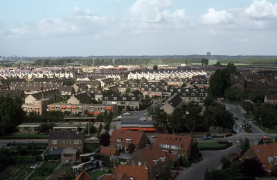 52938 Zicht vanaf de toren van de nederlands-hervormde kerk op de Lobbendijk (rechts) en de wijk Den Oord.