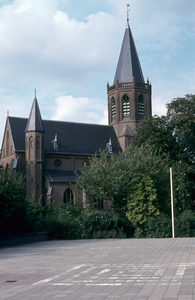 52939 De rooms-katholieke kerk gezien vanaf het schoolplein van de katholieke school aan de Loerikseweg.