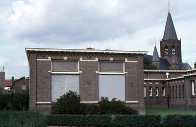 52941 De rooms-katholieke school aan de Loerikseweg gezien vanaf de Koningin Julianastraat.