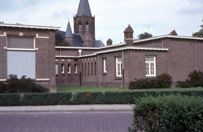 52942 De rooms-katholieke school aan de Loerikseweg gezien vanaf de Koningin Julianastraat.