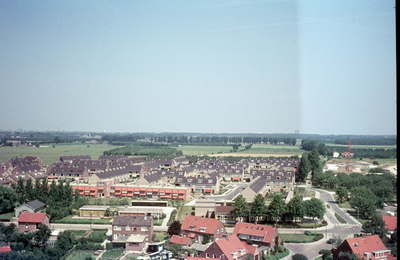 52949 Zicht vanaf de toren van de nederlands-hervormde kerk op de Lobbendijk (rechts) en de wijk Den Oord.