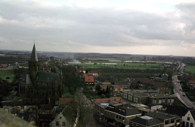 52950 Zicht vanaf de toren van de nederlands-hervormde kerk op Loerikseweg met rechts de Koningin Julianaweg.