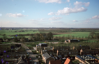 52951 Zicht vanaf de toren van de nederlands-hervormde kerk op Burgemeester Wallerweg en de Utrechtseweg (nu De Poort). ...