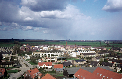52952 Zicht vanaf de toren van de nederlands-hervormde kerk op Lobbendijk (links) en de wijk De Lobben in aanbouw.