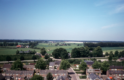 52953 Zicht vanaf de toren van de nederlands-hervormde kerk op Burgemeester Wallerweg en de Utrechtseweg (nu De Poort). ...