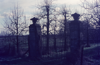 52956 Pilaren en hekwerk aan het begin van de oprijlaan van Landgoed Wickenburgh aan de Beusichemseweg. Deze ...