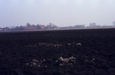 52958 Terrein ten noorden van het Groenedijkje met puinsporen van boerderij Oostrummerhofstad. Op de achtergrond de ...
