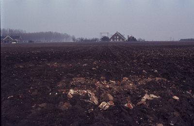 52959 Terrein ten noorden van het Groenedijkje met puinsporen van boerderij Oostrummerhofstad. Op de achtergrond ...