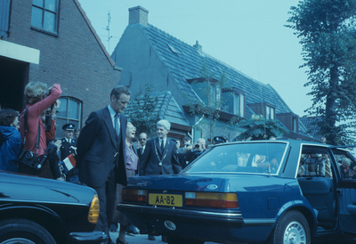  Koninging Juliana bezoekt Houten en wagenmakerij Verweij. Vertrek bij de wagenmaker op de Burgemeester Wallerweg.