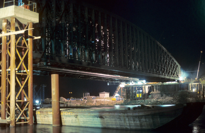 53067 Het verwijderen van de oude spoorbrug en het plaatsien van de nieuw spoorbrug over Lek bij Culemborg.