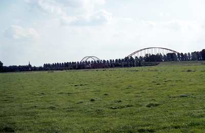 53073 De bruggen over het Amsterdam-Rijnkanaal met in het midden boerderij De Poel.